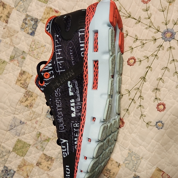 Under Armour Hovr Infinite 2 size 7. Can be connected to UA MAPMYRUN app. - Picture 6 of 11